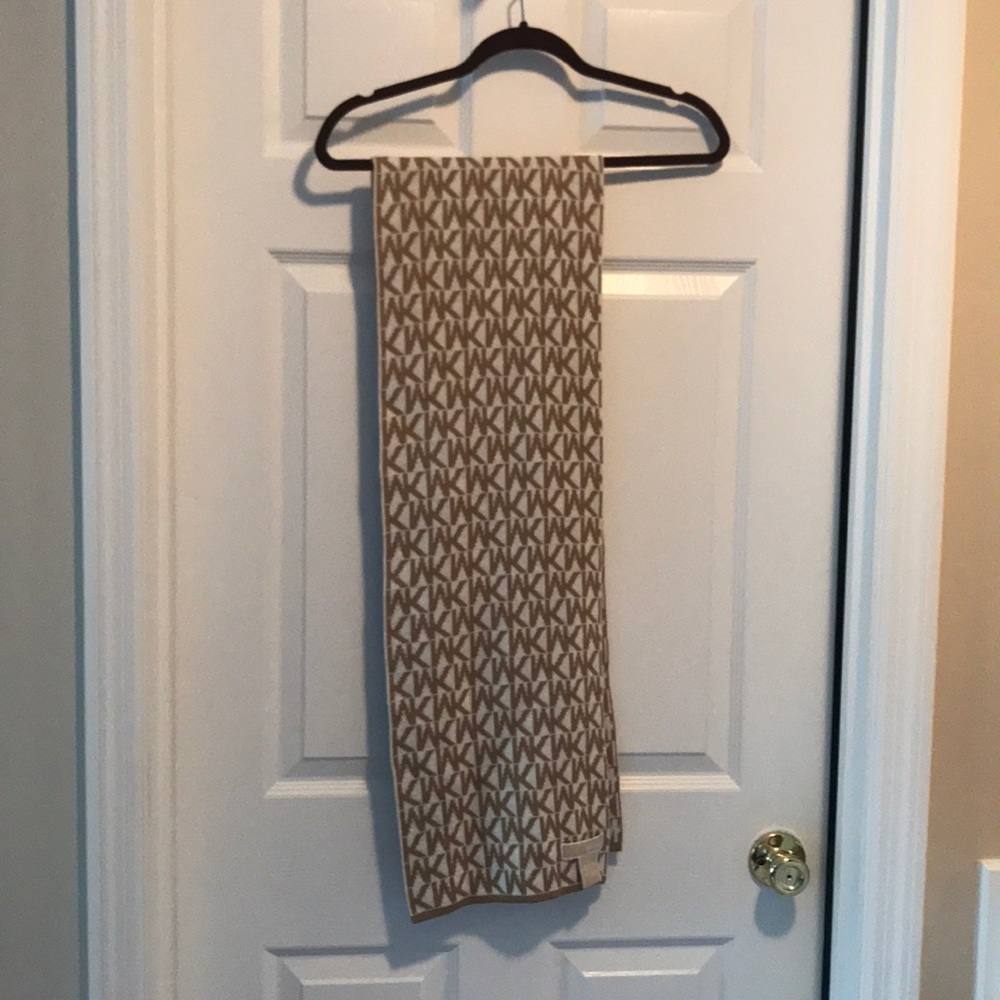 Michael Kors scarf🧣